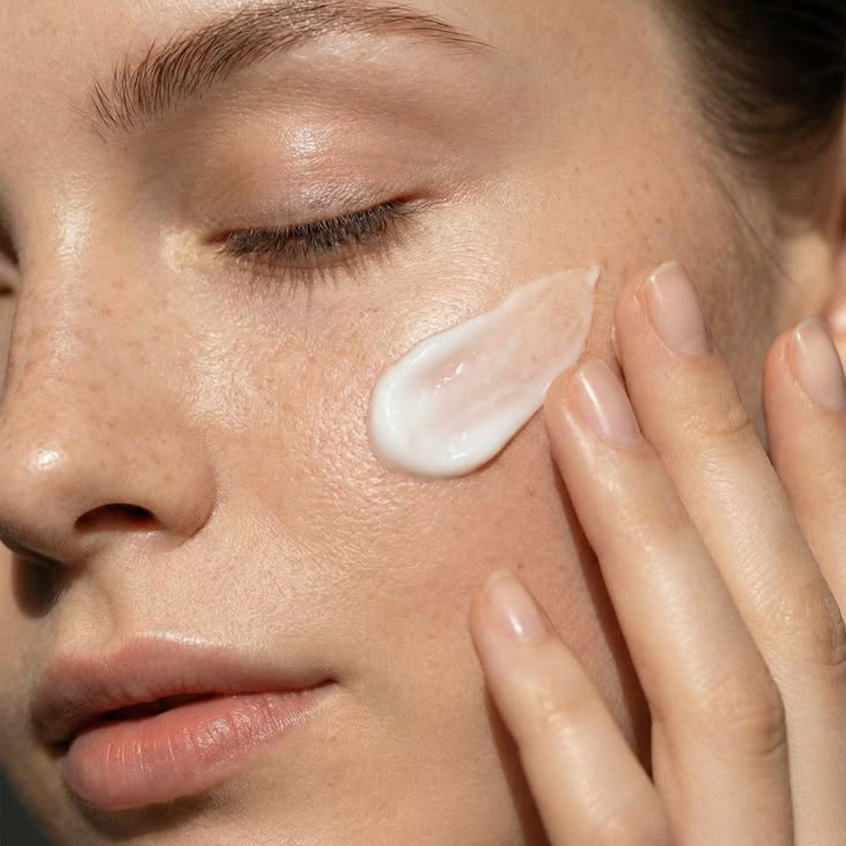 Velura Essence Hydrating Body Lotion